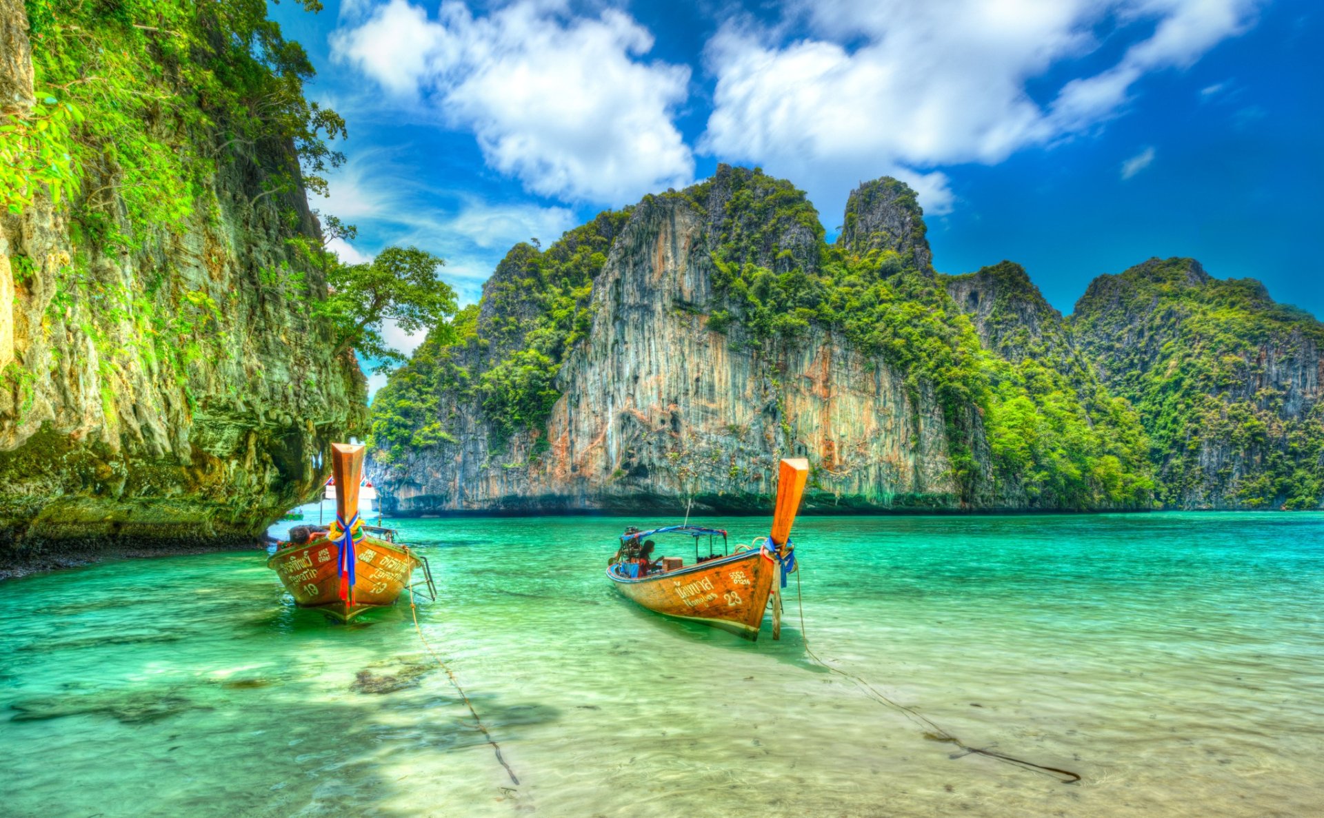 Explore the beauty of natural sea of Kho Phi Phi in Thailand